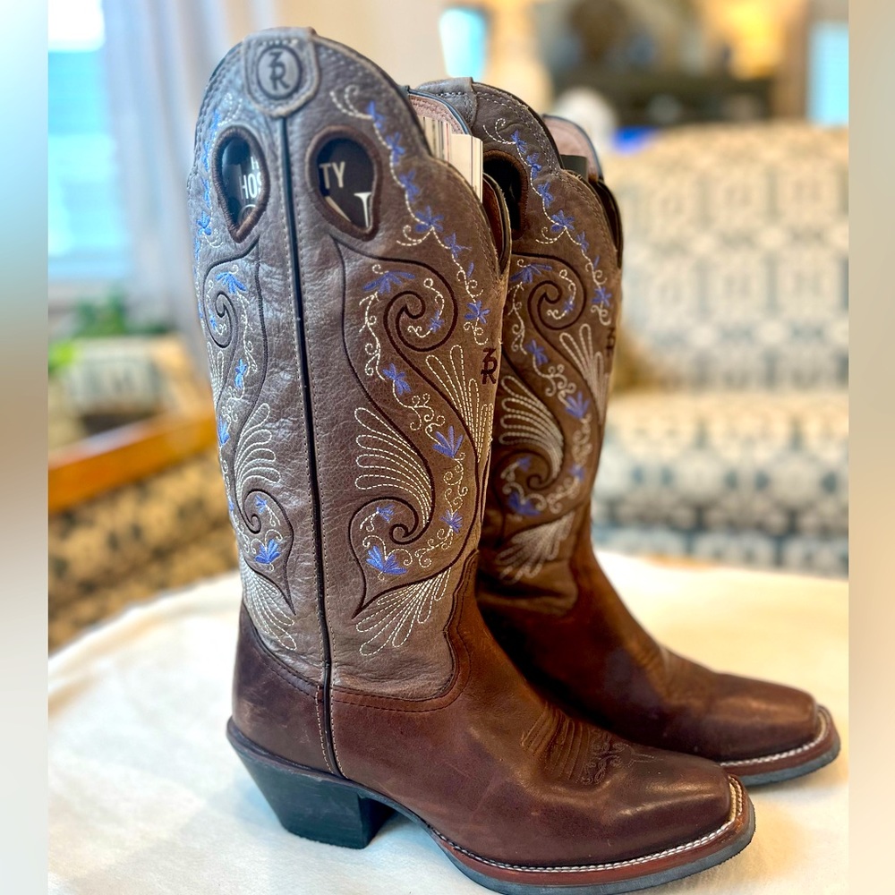 TONY LAMA WESTERN BOOTS Gently used. EUC. Smoke free/pet friendly home.